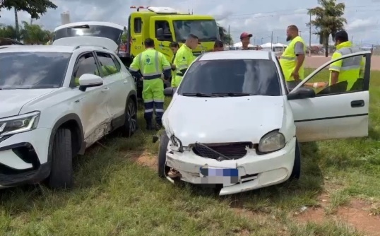 Carros se envolvem em colisão na BR-163 em Sinop