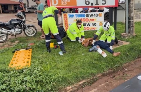 Carro sai de rodovia e atinge motociclista em Sinop