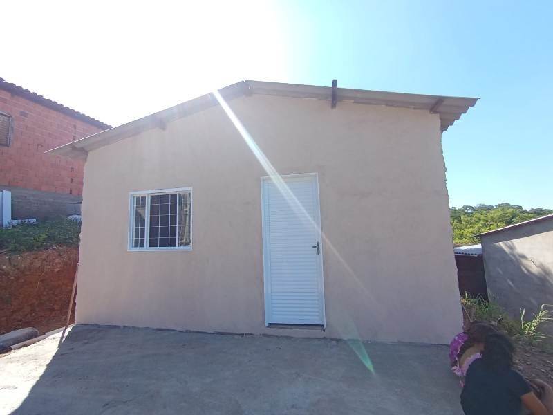 Homenagem ao trabalho do bem: pedreiro que ficou famoso no Brasil, entrega novas casas em Cuiabá