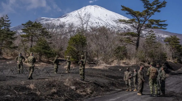Homem resgatado do Monte Fuji retorna à montanha dias depois — e pede resgate de novo