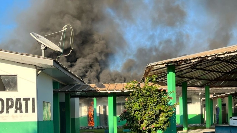 Incêndio destrói ala de salas de aula na Escola Valmor Coparde, em Sinop
