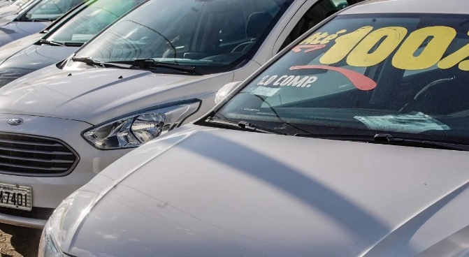 Com juros altos, cai em 2025 o volume de compra de carros financiados no Brasil