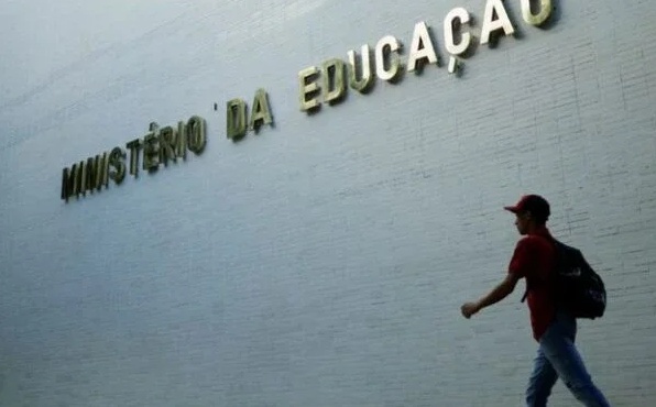 MEC proíbe ensino a distância para cursos de direito, medicina e mais três graduações