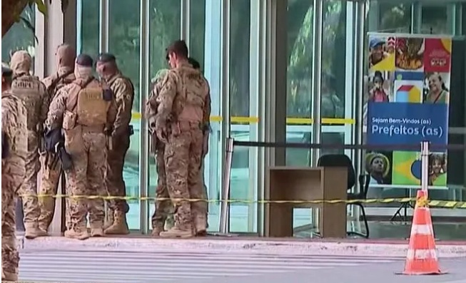 Suspeita de bomba em frente a ministério mobiliza polícia em Brasília