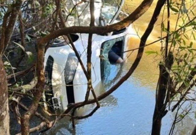 Carro despenca de ponte e mata duas pessoas; menino escapa