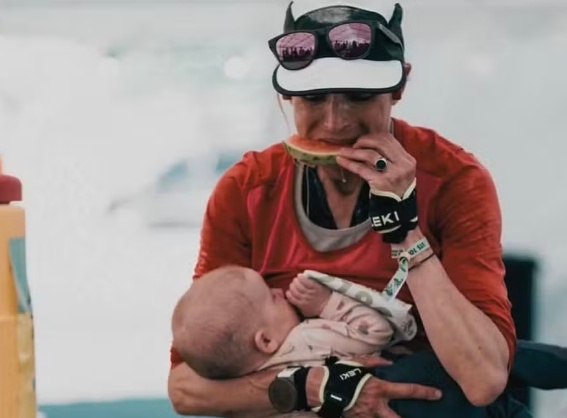 Mãe vence ultramaratona de 100 km enquanto amamentava seu bebê de 6 meses