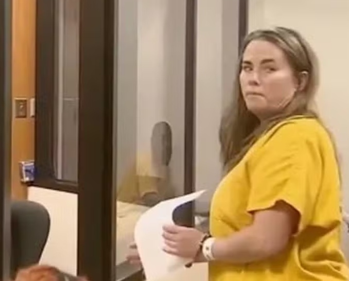 Mulher é presa após dar soco em menino que a chamou de 'gorda' e 'Miss Piggy' a bordo de avião