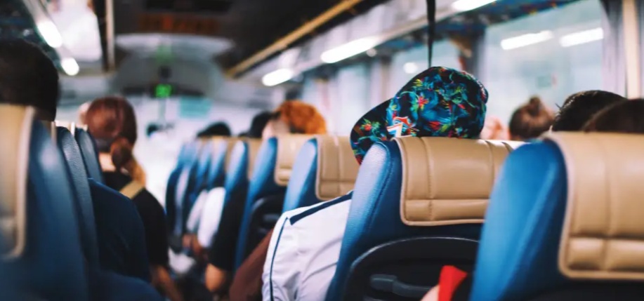 Aplicativo terá que indenizar jovens que perderam festival após ônibus ser apreendido