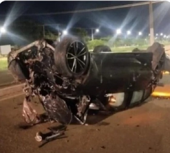 Vídeo: carro de luxo 'voa' ao subir em canteiro e capota várias vezes em rotatória de MT
