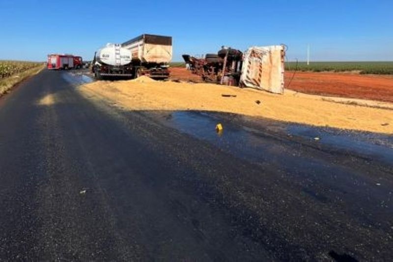 Mulher morre e marido fica ferido em acidente entre carretas