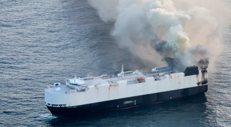 Após incêndio, navio carregado com três mil carros é abandonado no Oceano Pacífico
