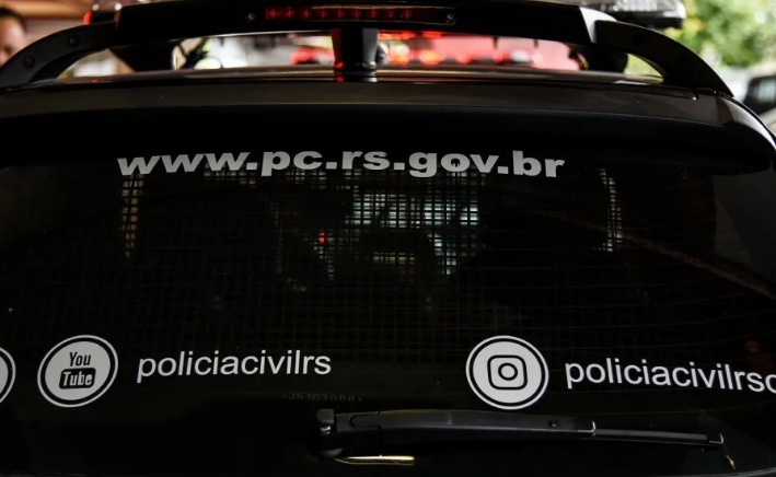 Motorista atropela argentina e anda com corpo pendurado ao carro no RS