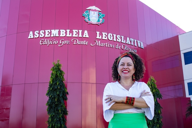 Professora Graciele assume mandato e reforça presença feminina na AL-MT com foco na defesa das mulheres