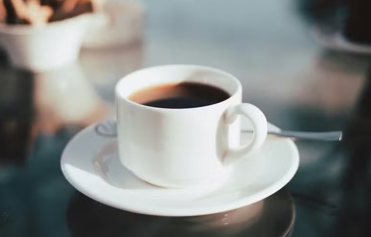 Tomar café pode atrapalhar a eficácia destes medicamentos; veja quais