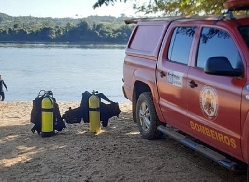 Bombeiros procuram idoso que se afogou no rio Teles Pires em Carlinda