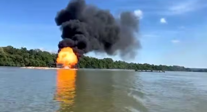 Dezenas de balsas são destruídas em garimpo ilegal durante operação em terra indígena em MT