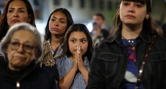 Cristãos predominam no mundo, mas islâmicos e sem-religião aumentam