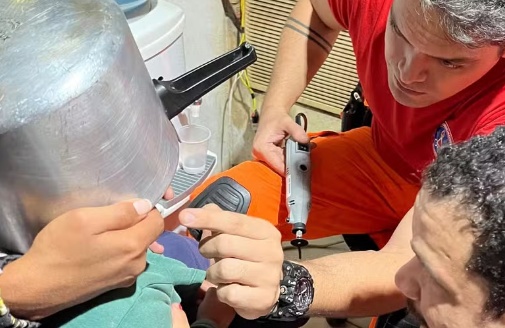 Menino de 2 anos fica mais de uma hora com panela de pressão presa na cabeça em MG