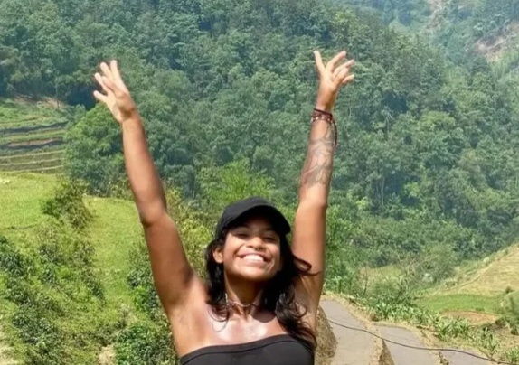 Brasileira que caiu em vulcão na Indonésia é vista ‘imóvel’ a 500 m de profundidade