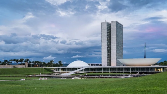 Brasileiro trabalhará quatro dias a mais em 2026 para pagar aumento do IOF, diz IBPT