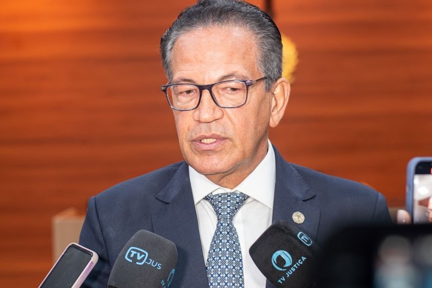 Ministro defende fim da aposentadoria compulsória na Justiça