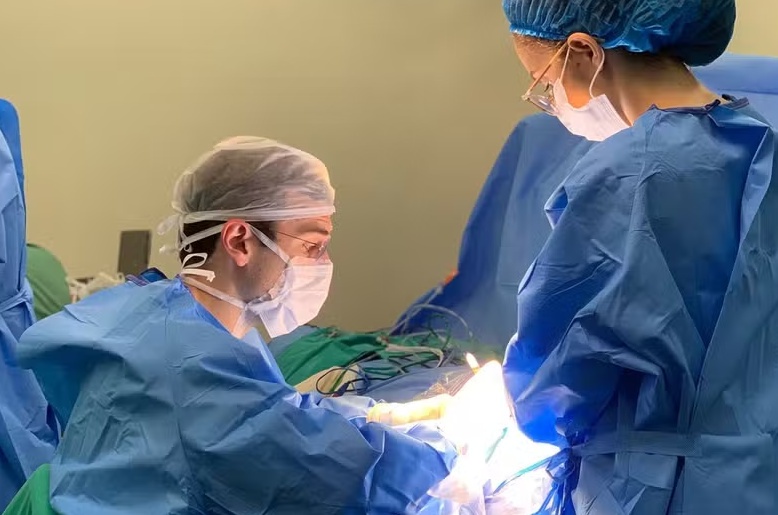 Homem surdo há mais de 20 anos volta a escutar após cirurgia inédita no RS