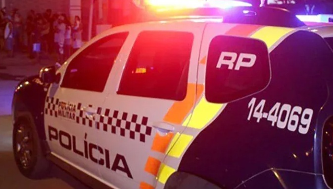 Homem é executado com tiros na cabeça dentro de casa; filhos de 3 e 4 anos presenciam o crime