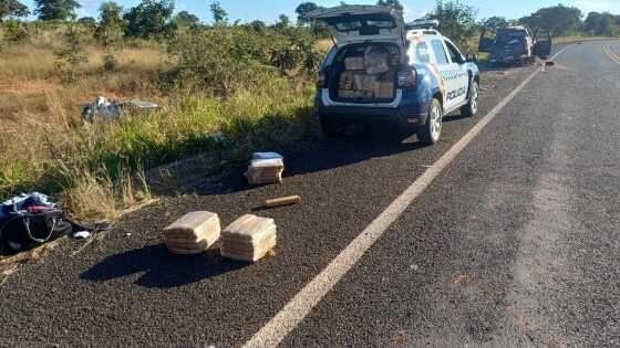 Acidente de carro deixa quase uma tonelada de maconha espalhada em rodovia de MT