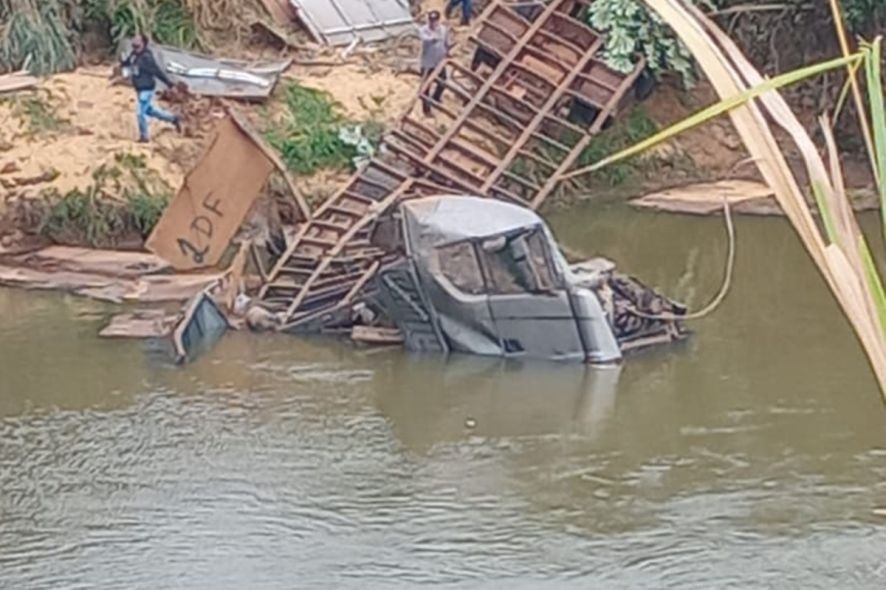 Carreta cai de ponte e motorista desaparece em rio de MT