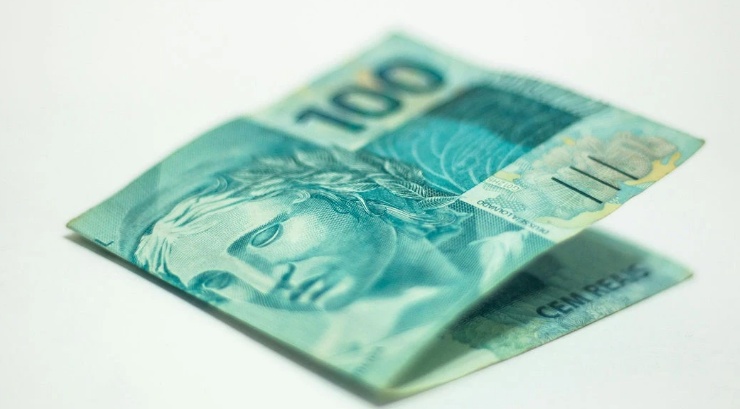 Brasileiros pagam R$ 2 trilhões em impostos mais cedo em 2025