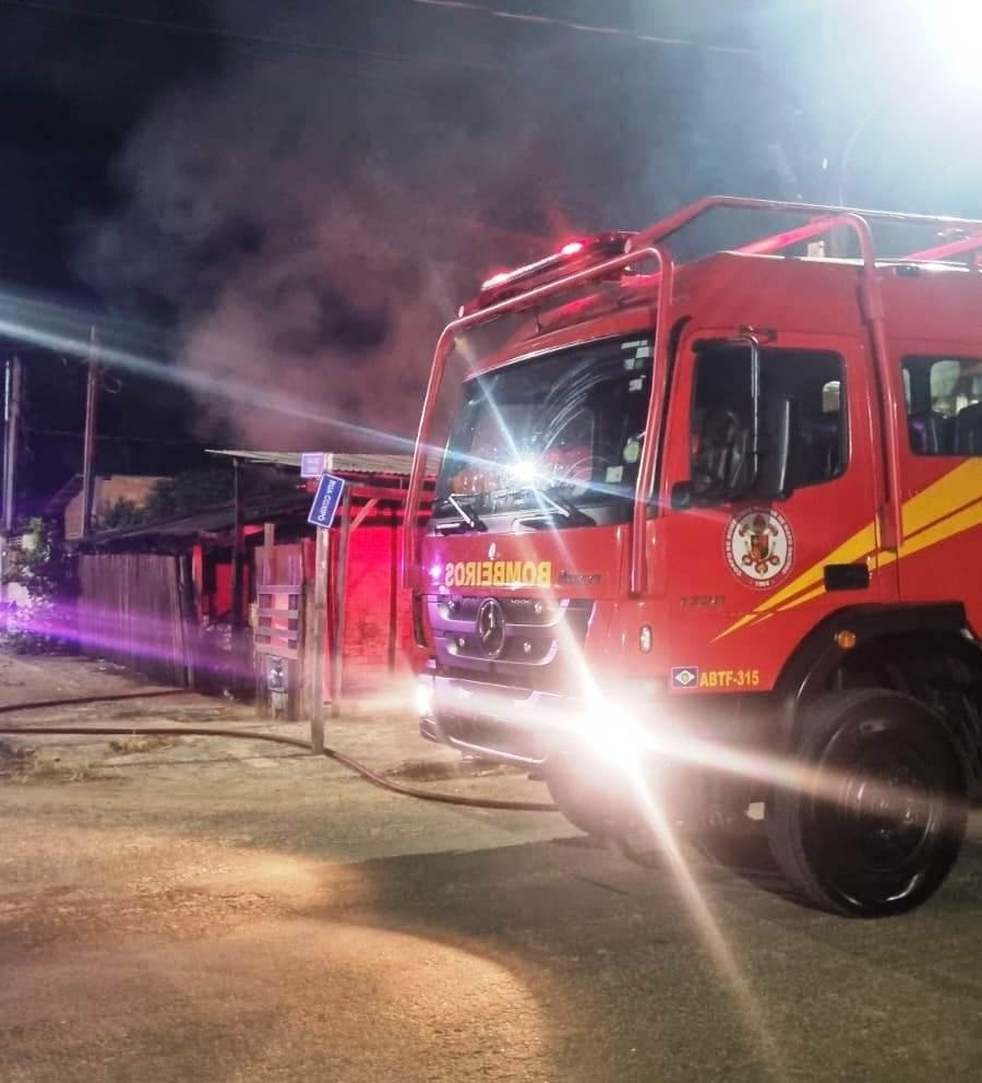 Corpo de Bombeiros combate suspeita de incêndio criminoso em residência