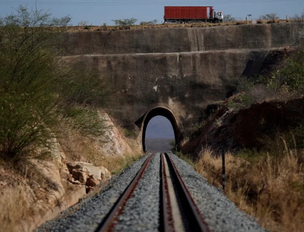 China firma acordo para 'rasgar' Brasil com ferrovias