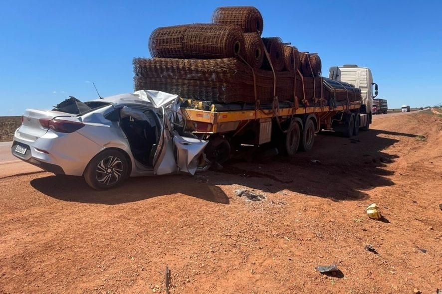 Ônix bate em carreta estacionada e deixa 1 morto em Vera