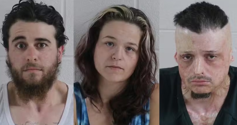 Criança é atacada por pitbull após ser algemada pela própria mãe; trio é preso