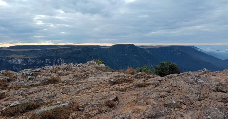 Criança cai em cânion na Serra do RS; bombeiros deslocam para buscas