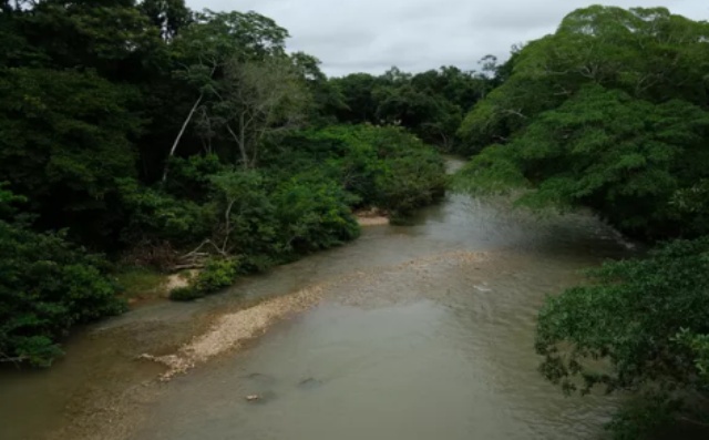 Mulher desaparece em rio após salvar criança de afogamento em Cuiabá