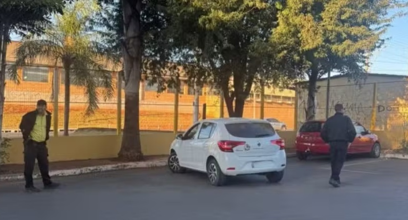 Mulher chega dirigindo à prova do Detran, recebe multa de R$ 880 e pode atrasar CNH