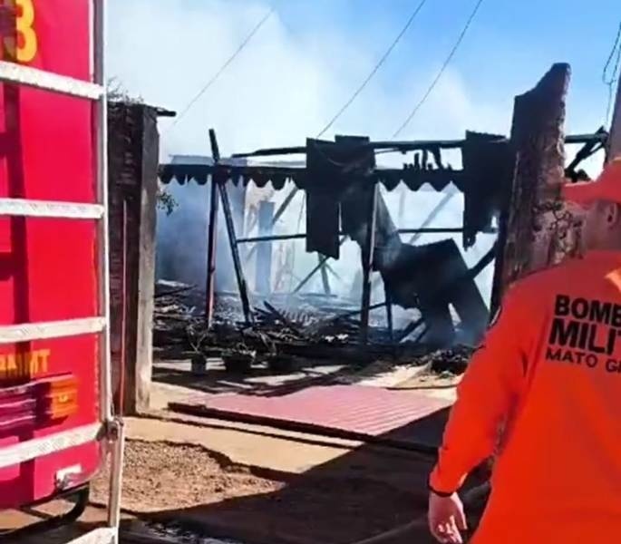 Incêndio de grandes proporções destrói casa de madeira em Sinop