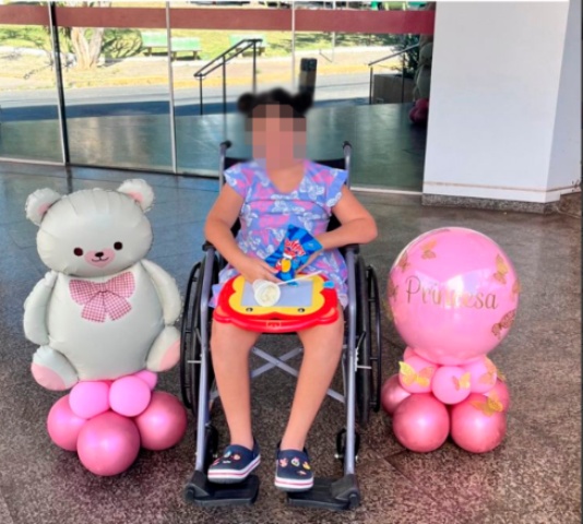 Menina esfaqueada pelo pai recebe alta médica após 24 dias