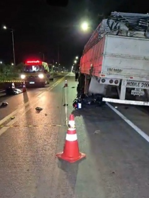 Piloto de moto morre após bater em carreta parada em Sinop