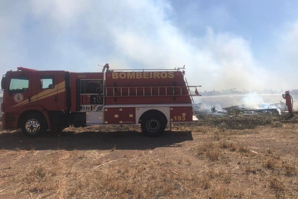 Corpo de Bombeiros combate incêndio em barracão abandonado em Sinop