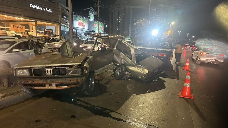 Voyage parte ao meio durante racha na Avenida Miguel Sutil, em Cuiabá.