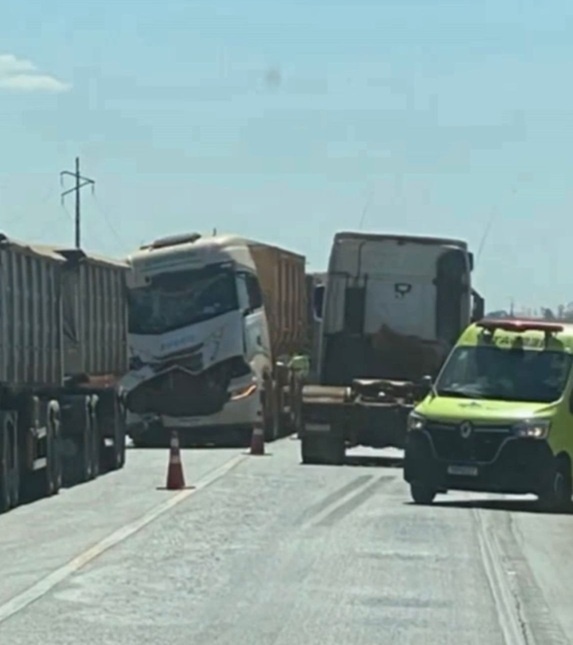 Colisão entre carretas interdita trecho da BR‑163 entre Sinop e Sorriso; motoristas saem ilesos