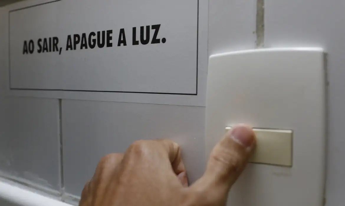 Energia elétrica ficará mais cara em agosto com bandeira vermelha nível 2