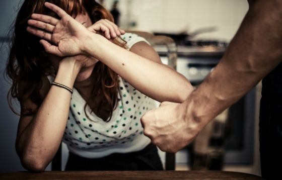 Homem morde e arranca queixo de mulher sem motivo algum em Poconé