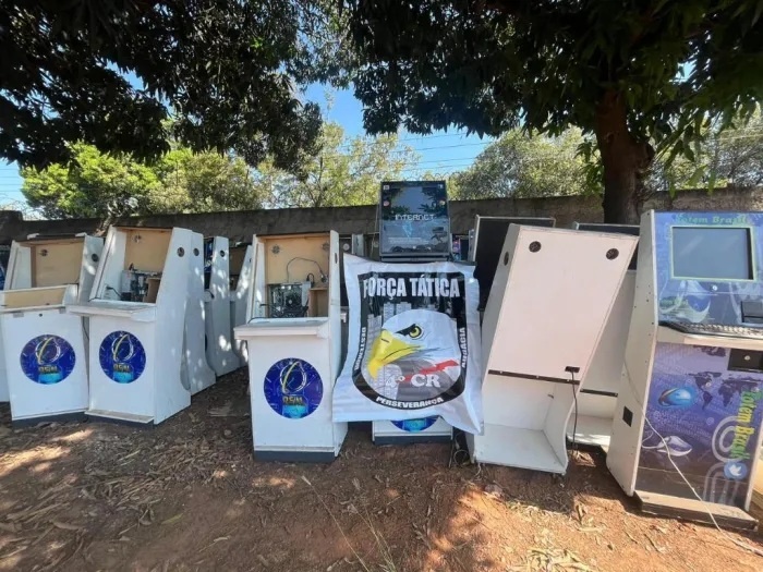 Força Tática apreende 65 máquinas caça‑níquel em residência em Rondonópolis