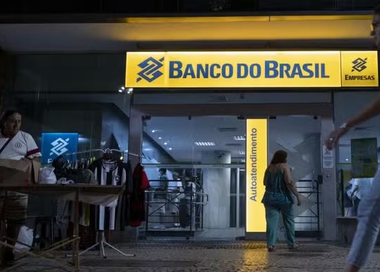 Ações do Banco do Brasil caem 7% com lucro menor e apreensão com risco de sanções dos EUA