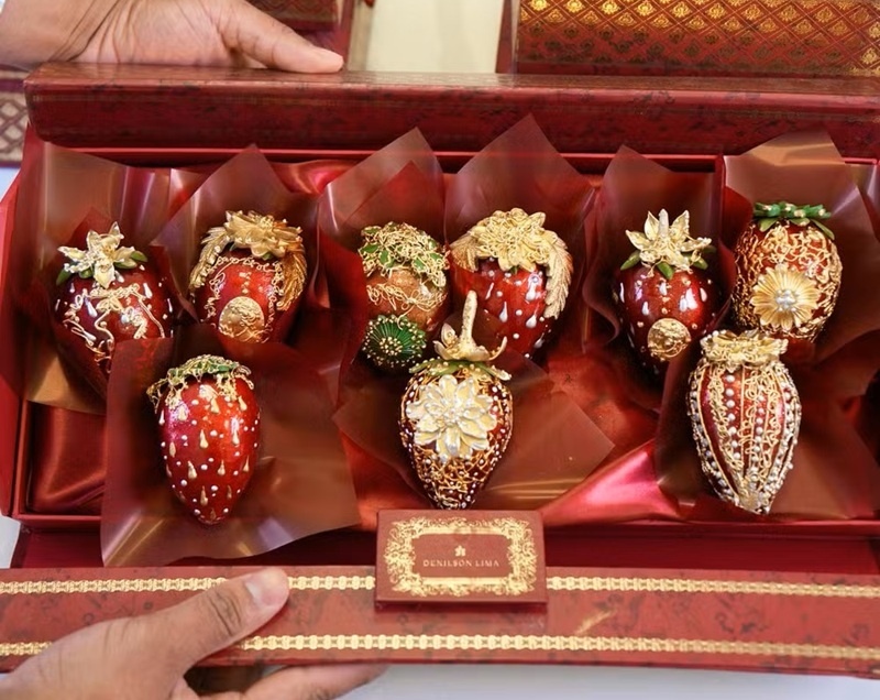 Morango do amor de luxo esgota, e confeiteiro vende nova versão por R$ 2.300