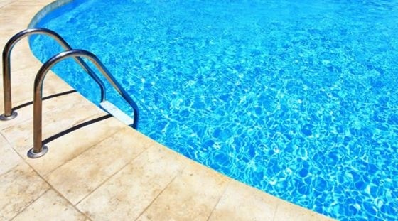 Homem agride e tenta afogar esposa em piscina em Cuiabá