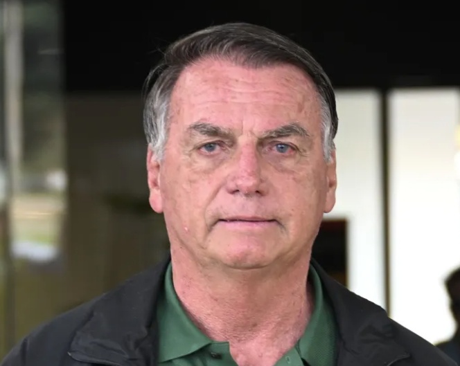 Moraes decreta prisão domiciliar de Bolsonaro